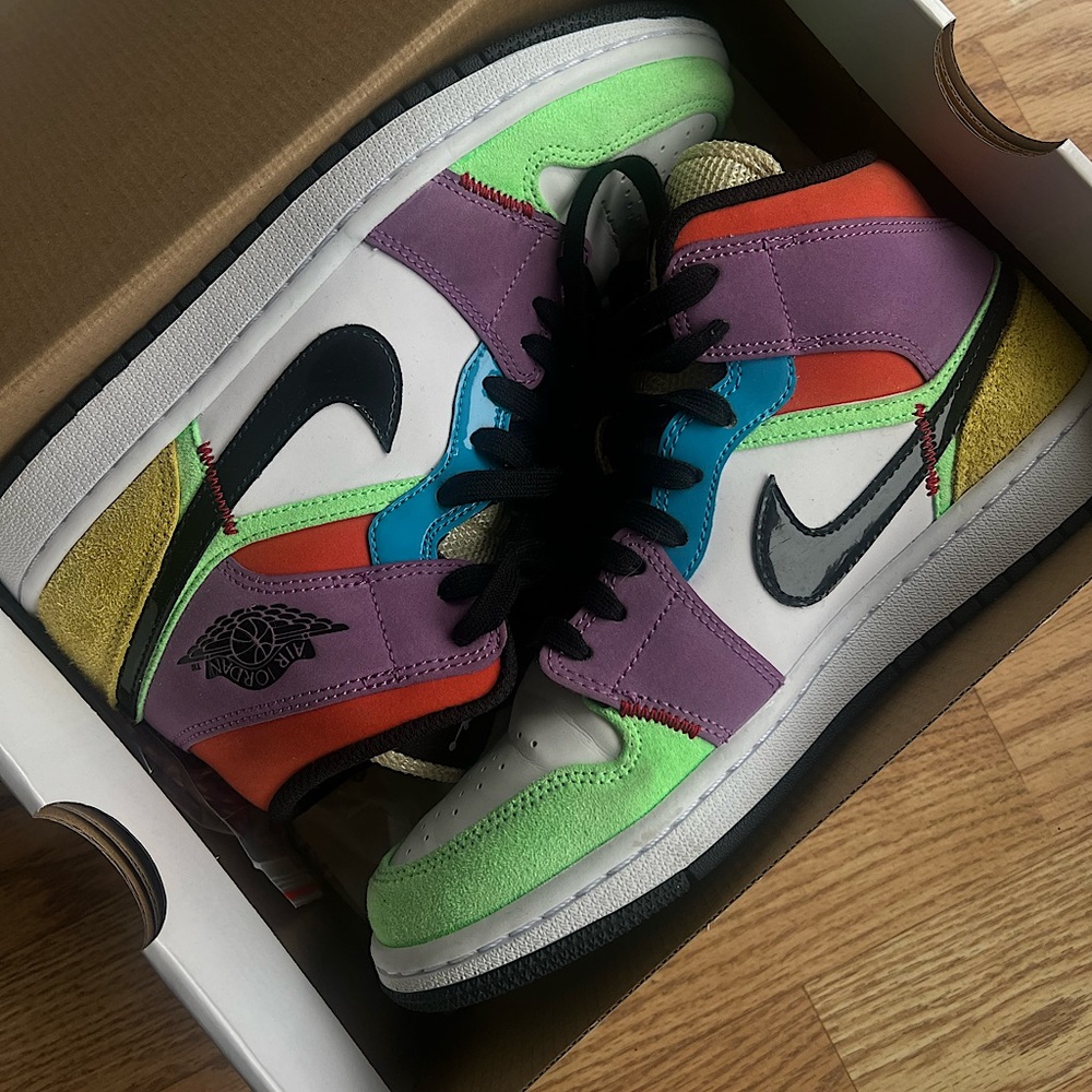 Size 8 BARELY WORN Jordan Mid